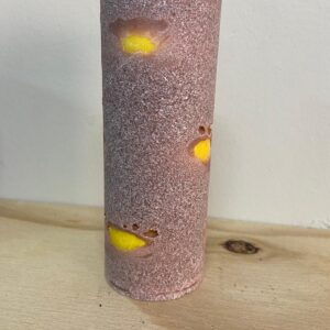 Vela marrón y amarillo