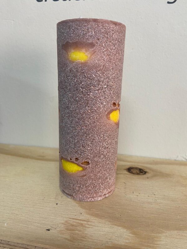 Vela marrón y amarillo