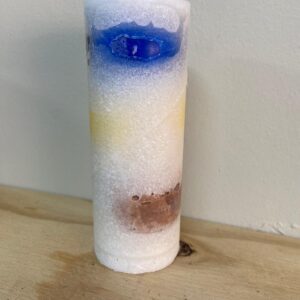 Vela blanca, amarilla, marrón y azul