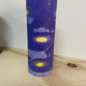 Vela lila y amarillo